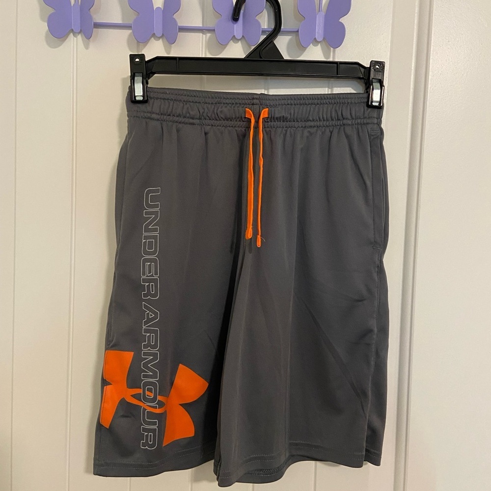 NWOT Under Armour boy’s gray orange drawstring elastic waist gym active shorts M